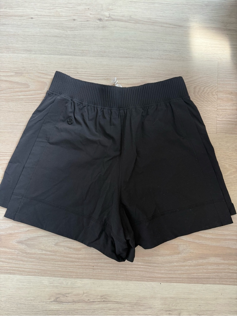 Lululemon Stretch Woven Relaxed-Fit High-Rise Short 4" NEW - Picture 5 of 7